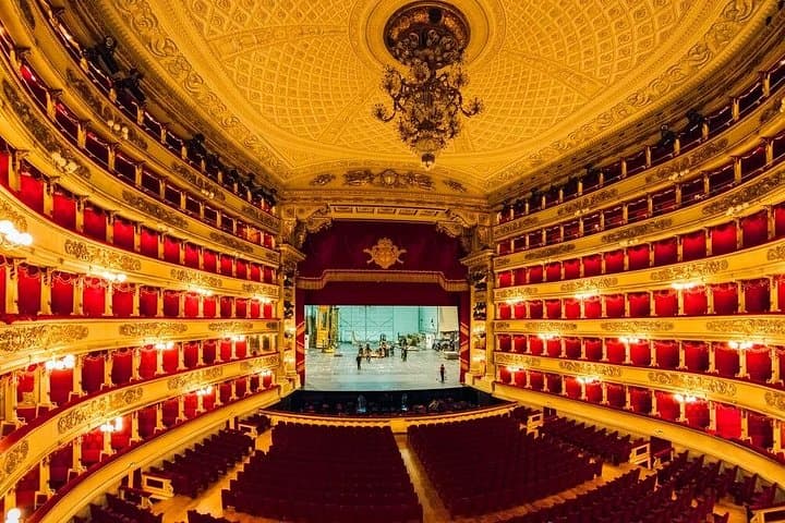 Skip-the-Line: Duomo Rooftop & La Scala Private Tour