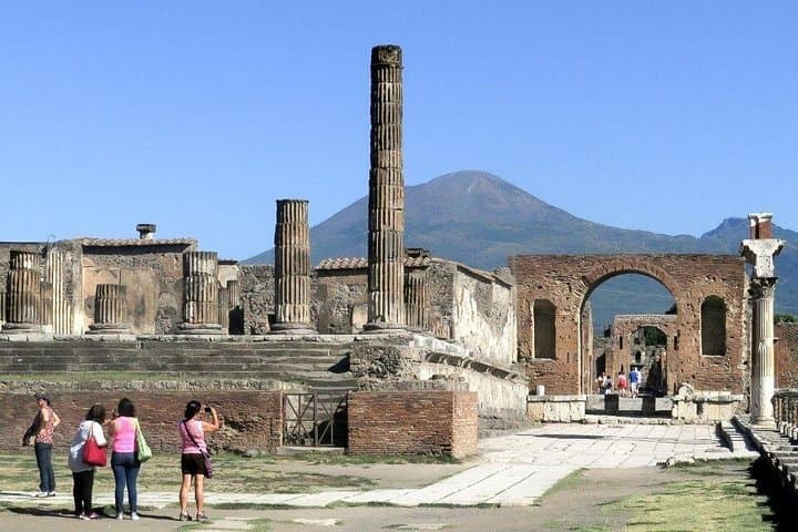 Visit of Pompei and Wine Tasting with Lunch from Amalfi