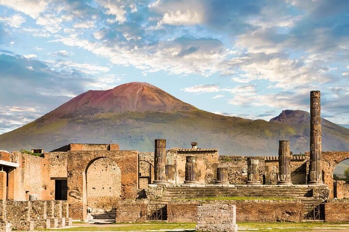 Private Day Trip from Rome: Pompeii and Naples with Lunch Included