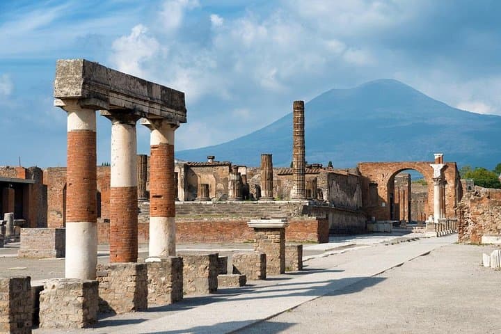 Visit of Pompei and Wine Tasting with Lunch from Amalfi