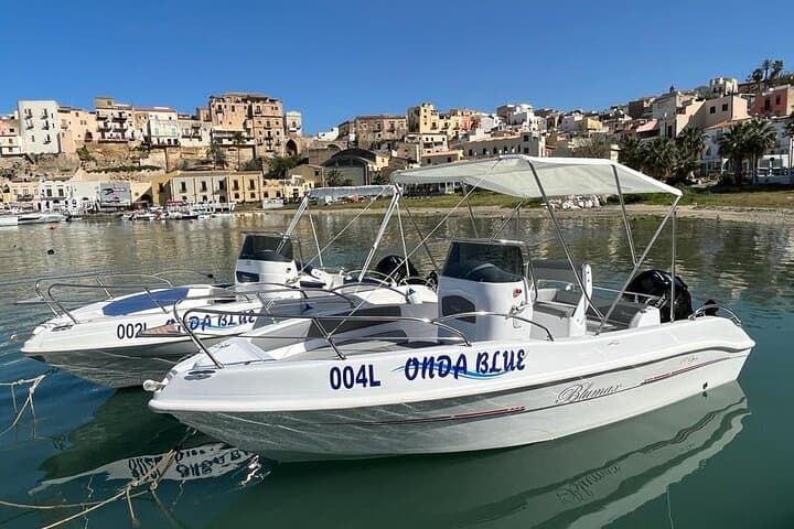 BOAT OPEN BLUMAX 5,90 MT MERCURY 40 PRO ENGINE.
Rent this boat to enjoy a day with friends or family in the waves! Explore the Sicilian coast in the best possible way