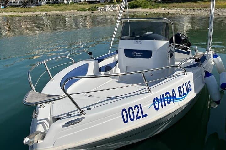 BOAT OPEN BLUMAX 5,90 MT MERCURY 40 PRO ENGINE.
Rent this boat to enjoy a day with friends or family in the waves! Explore the Sicilian coast in the best possible way