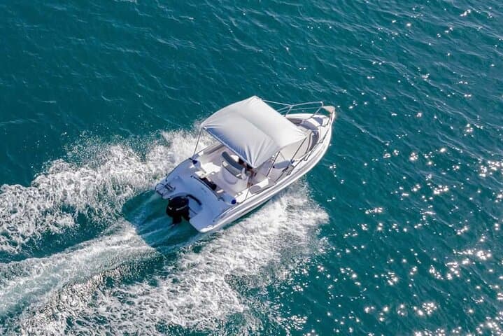 BOAT OPEN BLUMAX 5,90 MT MERCURY 40 PRO ENGINE.
Rent this boat to enjoy a day with friends or family in the waves! Explore the Sicilian coast in the best possible way