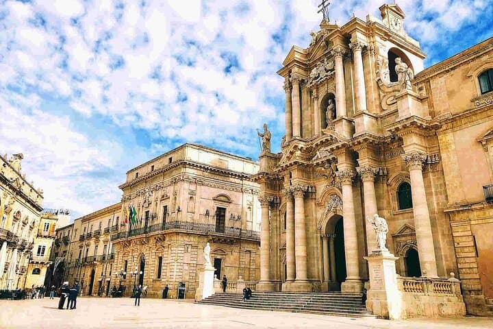 Private Transfer from Taormina to Syracuse with Tour options