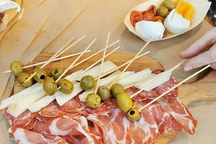 Tasty Ancient Naples & San Gregorio Armeno Food, Wine and Sightseeing Tour