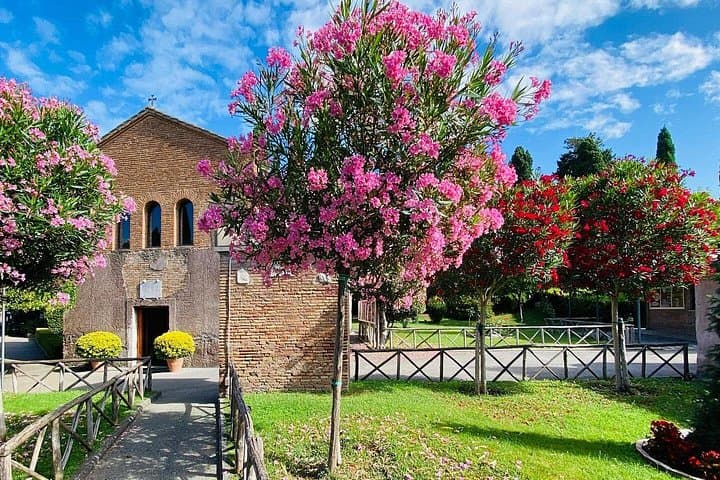 The catacombs of St. Callixtus are among the greatest and most important of Rome. In it were buried tens of martyrs, 16 popes and very many Christians.