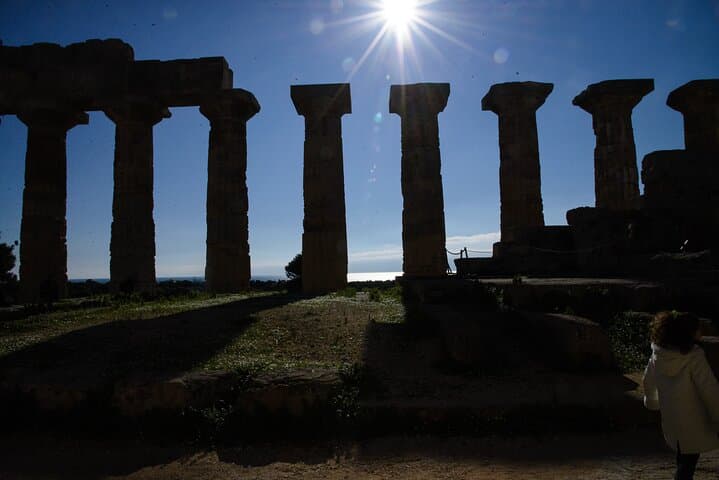 Visit to the archaeological complex among the Greek ruins of the majestic temples, silent witnesses of an ancient civilization and nature walk at the mouth of the Belice river.