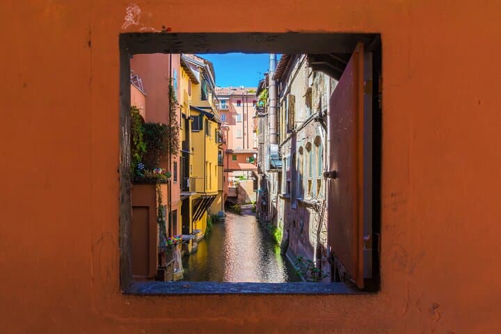 Bologna: City Walk with Audio Guide in 7 Languages on your Phone