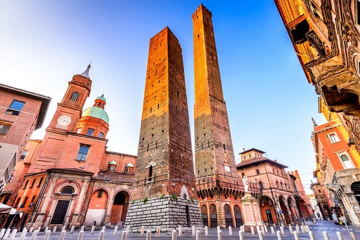 Bologna: City Walk with Audio Guide in 7 Languages on your Phone
