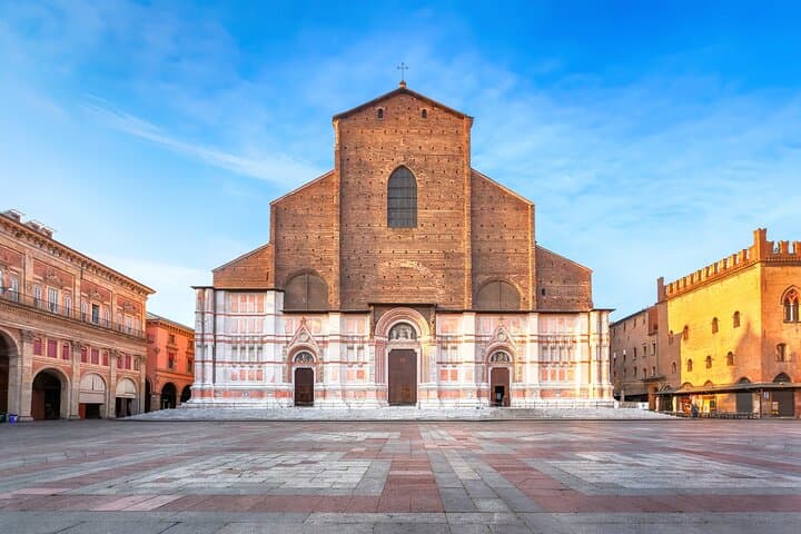 Bologna: City Walk with Audio Guide in 7 Languages on your Phone