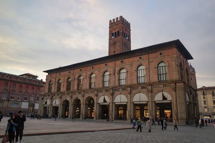 Bologna: City Walk with Audio Guide in 7 Languages on your Phone