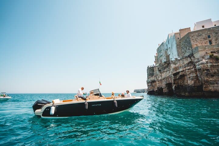 Shared tour of Polignano a Mare by boat with prosecco