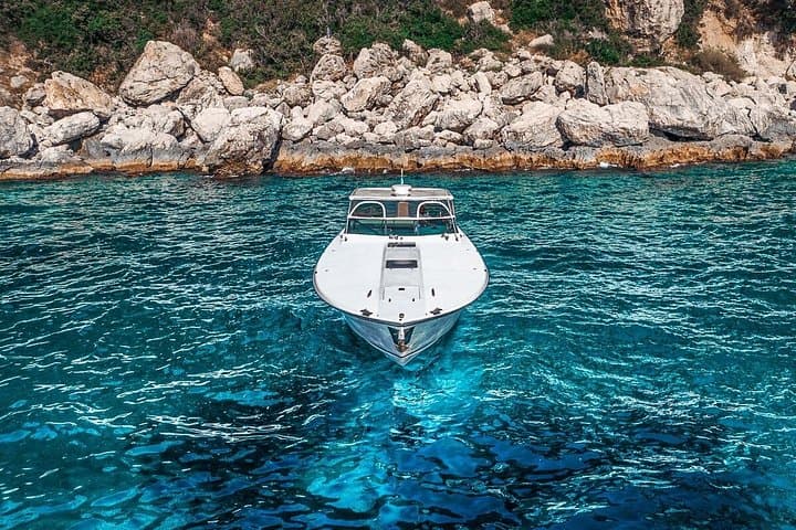 Half day around Capri by Itama 38 speedboat