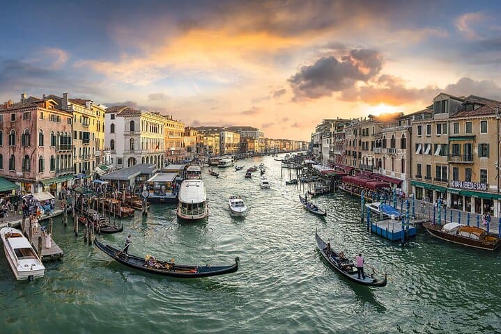 Morning Venice Walking Tour with Gondola Ride