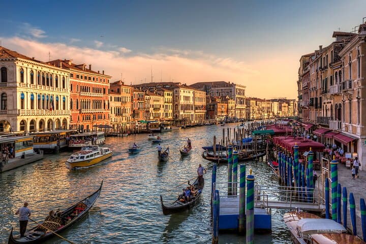 Morning Venice Walking Tour with Gondola Ride
