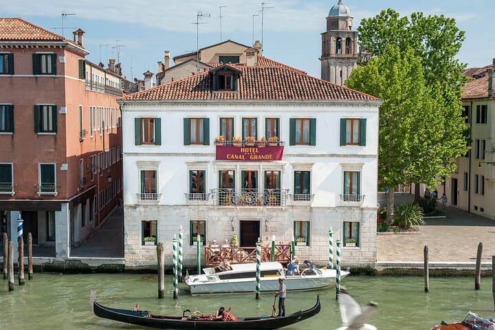 Morning Venice Walking Tour with Gondola Ride