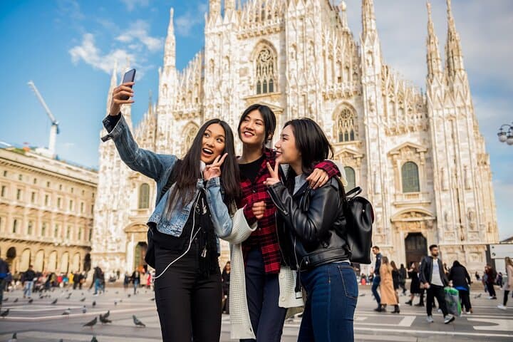 Milan: Private Walking Tour with Duomo, Castle and Gelato