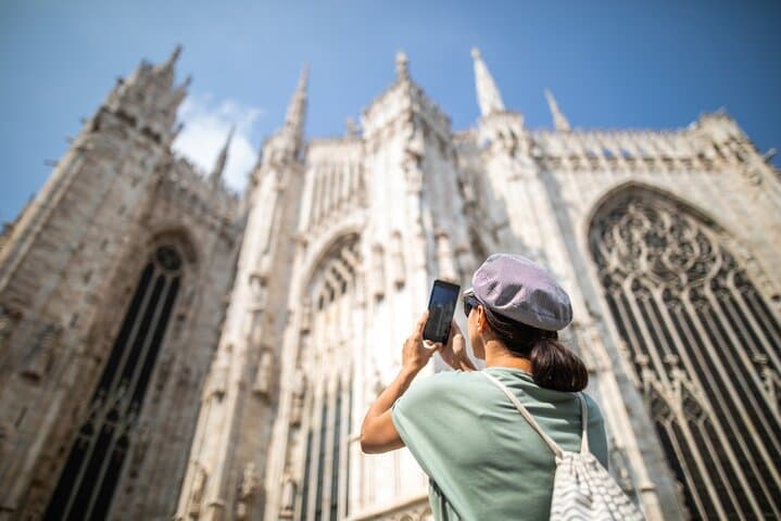 Milan: Private Walking Tour with Duomo, Castle and Gelato
