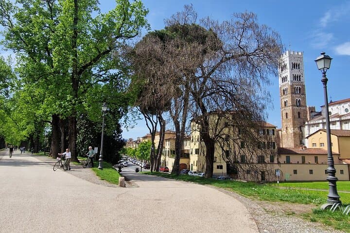 Lucca: Walking tour to discover the city of 100 churches