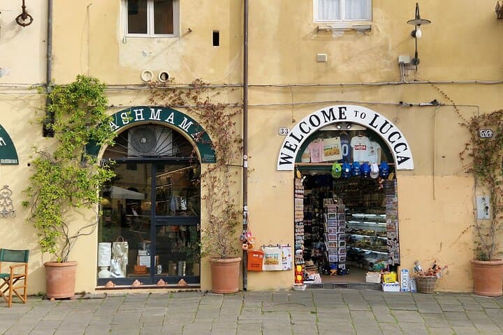 Lucca: Walking tour to discover the city of 100 churches
