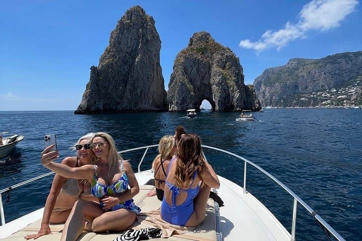Boat tour between the Amalfi Coast and Capri