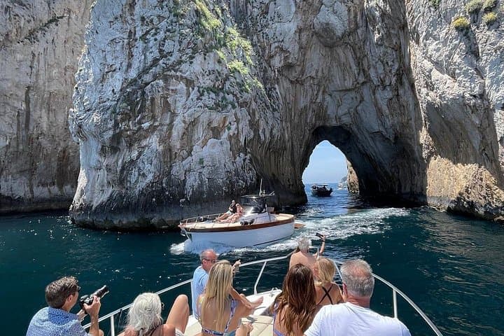Boat tour between the Amalfi Coast and Capri