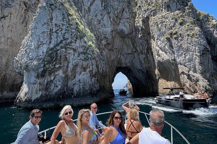 Boat tour between the Amalfi Coast and Capri