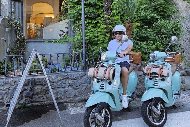Photoshoot Experience Fjord of Furore on a Vespa