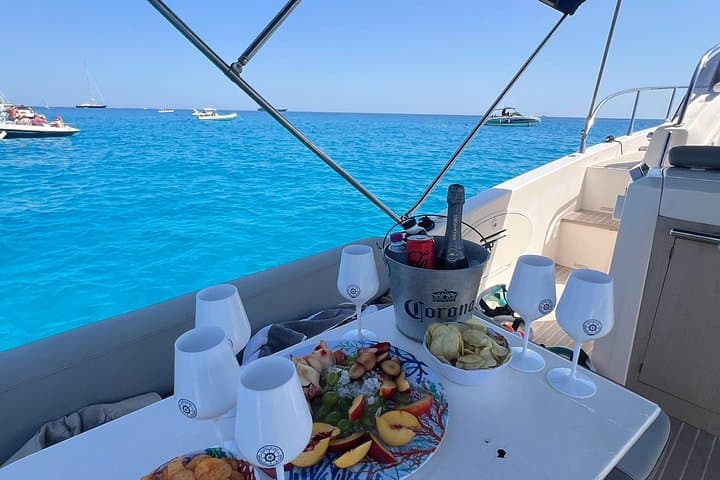 Palermo : Luxury Boat Tour with Snacks and Snorkeling