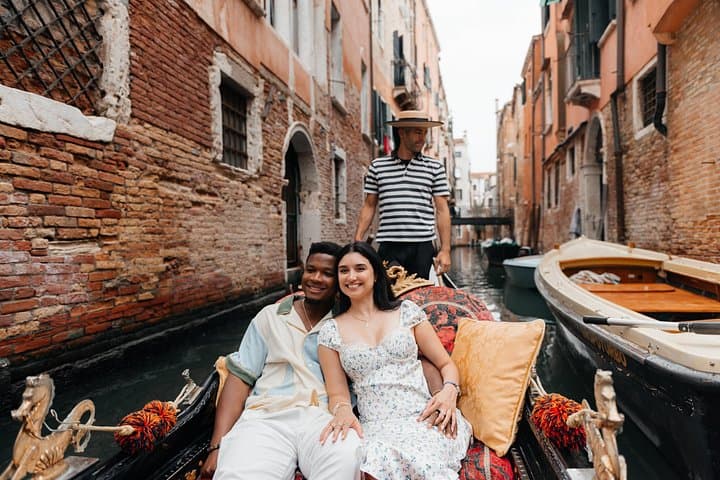 Marriage Proposal Photographer in a Gondola