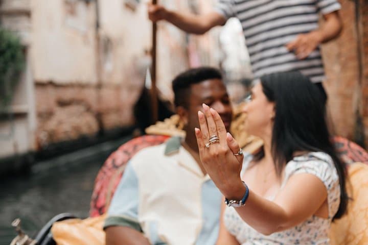 Marriage Proposal Photographer in a Gondola