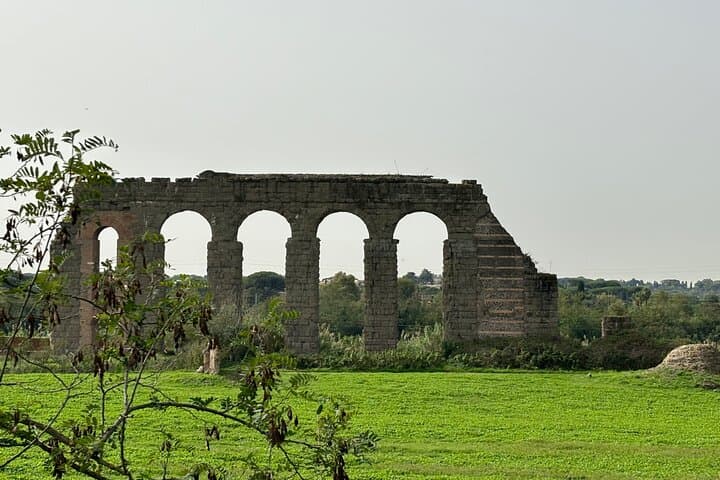 Private E-bike tour of Appian way&aqueduct(Catacombs,food option)