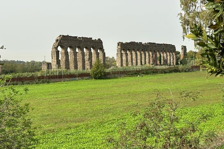 Private E-bike tour of Appian way&aqueduct(Catacombs,food option)