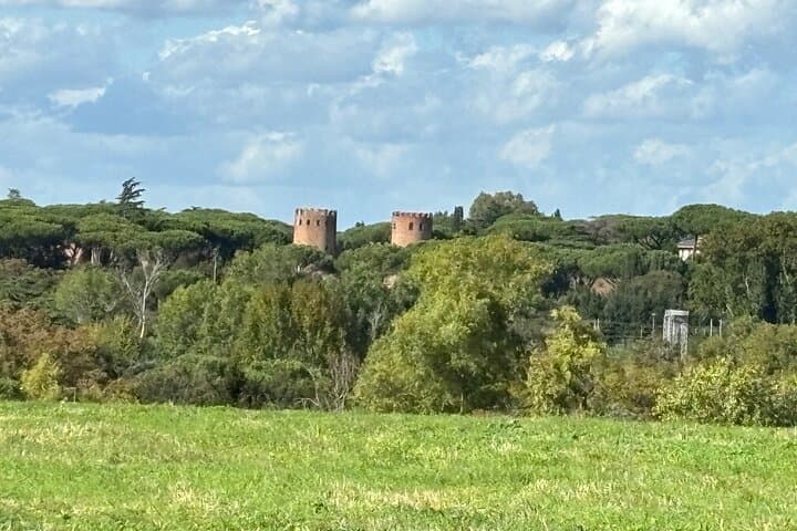 Private E-bike tour of Appian way&aqueduct(Catacombs,food option)