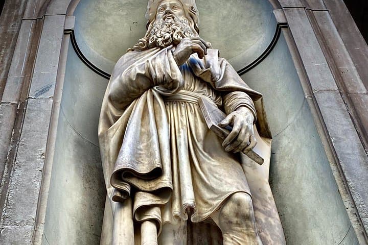 Statue of Leonardo Da Vinci - Uffizi Gallery