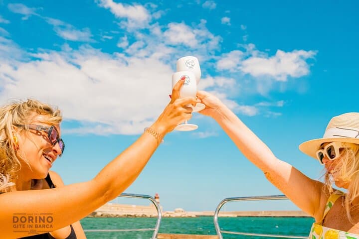 Two friends raise their glasses in a smiling toast, there is complicity. The clink of the glasses breaks the silence, while the sun kisses them, creating an atmosphere of joy and intimacy.