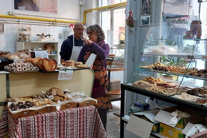 Meet the locals - breakfast maritozzi tour in Trastevere