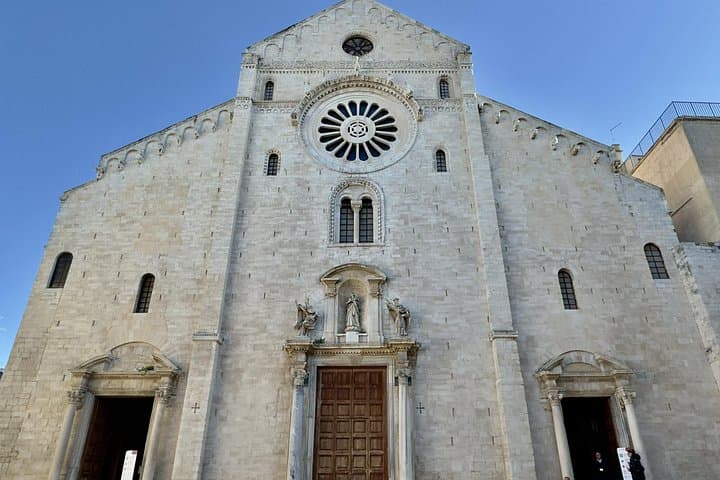 Bari: Guided Tour of the Old Town with Street Food