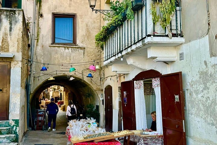 Bari: Guided Tour of the Old Town with Street Food
