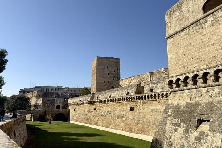 Bari: Guided Tour of the Old Town with Street Food
