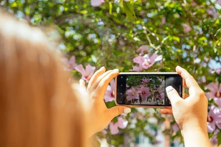 Mobile street photo in Trastevere