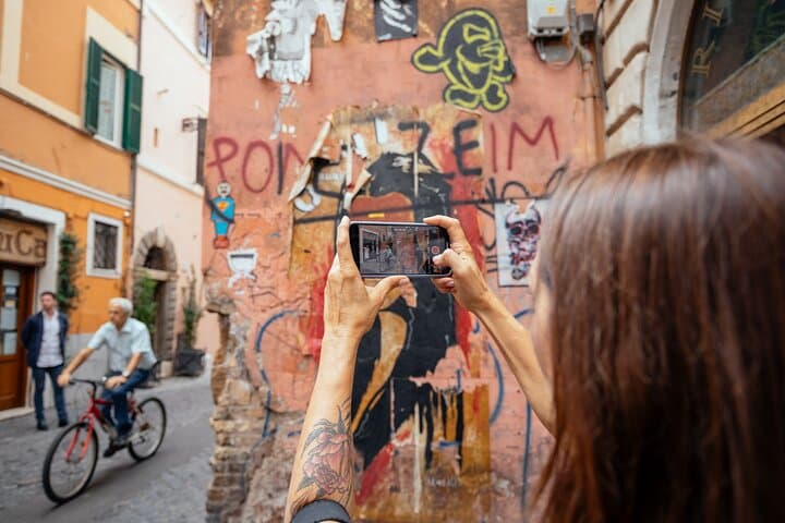 Mobile street photo in Trastevere