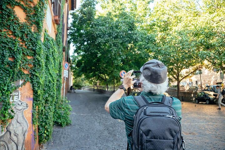 Mobile street photo in Trastevere