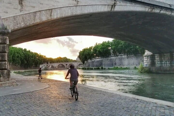 Rome : E-Bike on the Tiber, Family Tour (95% Cycle Path)