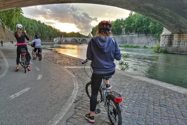 Rome : E-Bike on the Tiber, Family Tour (95% Cycle Path)
