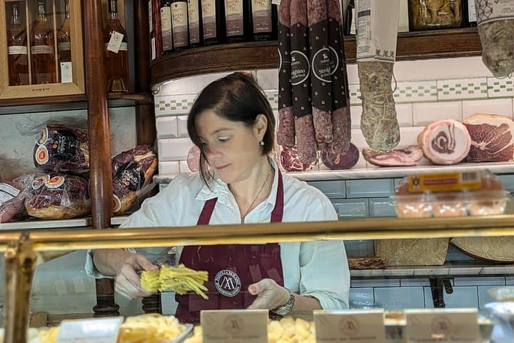Historical Gastronomy Shop visits in Modena with tastings
