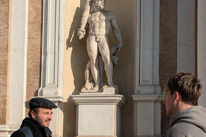 Sightseeing the main squares of Modena