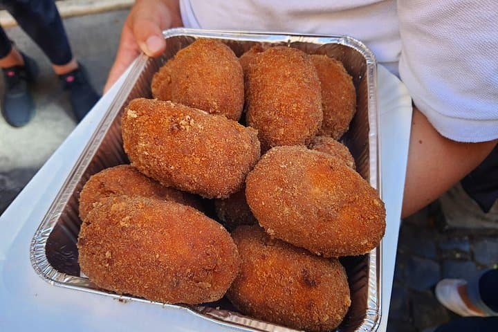 Rome Traditional Eateries Food Crawl and Guided Tour with Simona