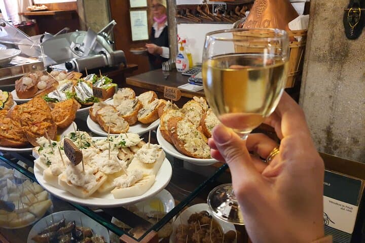 Venice's Food Tour with Authentic Local Tastings and Sightseeing