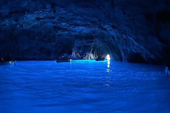 Private Tour of the Island of Capri by Boat and Visit to the Caves